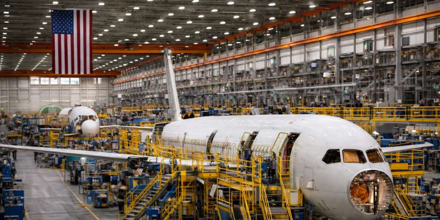Fábrica de aeronaves com aviões em montagem nos EUA