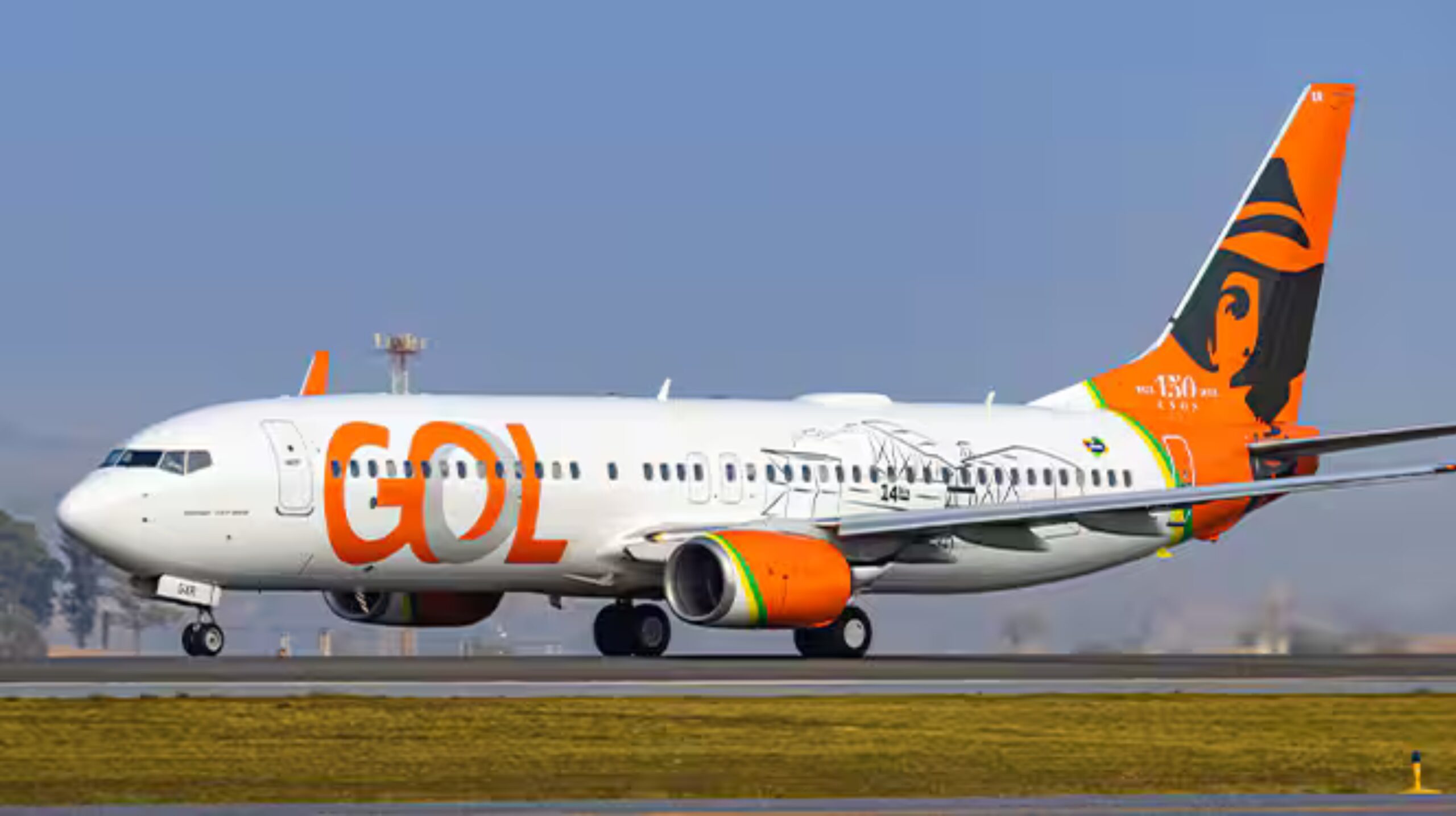 Aeronave comercial da GOL em solo, destacando a frota da companhia em ambiente operacional.