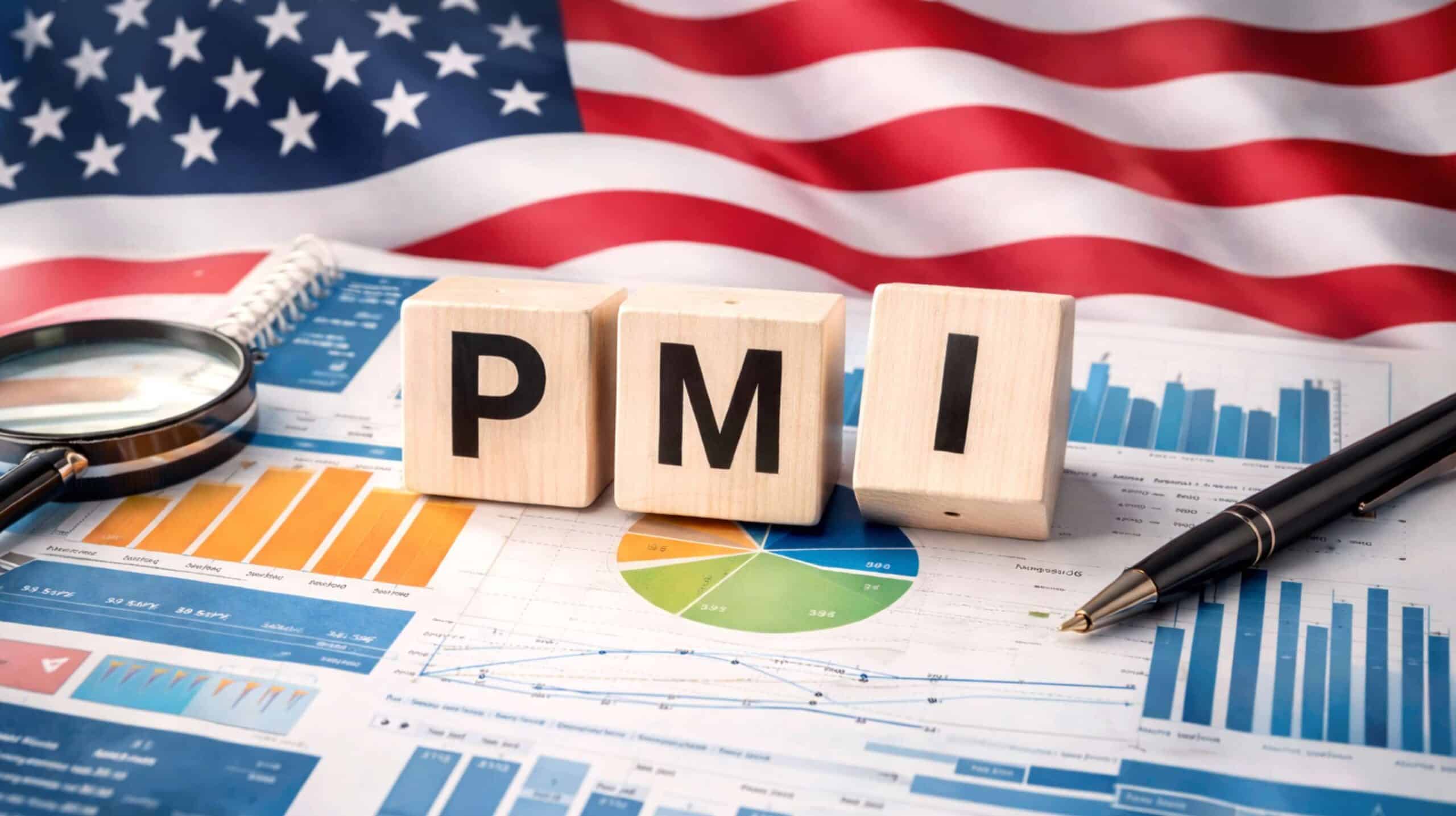 Blocos de madeira com as letras “PMI” sobre relatórios financeiros com gráficos e tabelas, ao fundo a bandeira dos Estados Unidos desfocada e uma caneta ao lado, representando dados da indústria americana.