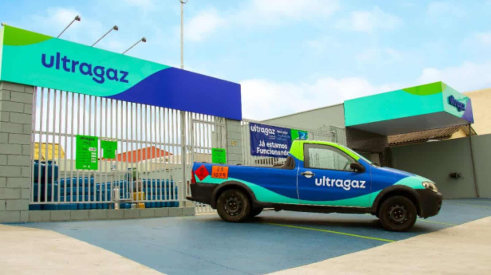 Caminhonete de distribuição da Ultragaz estacionada em base operacional de gás liquefeito de petróleo (GLP) no Brasil.