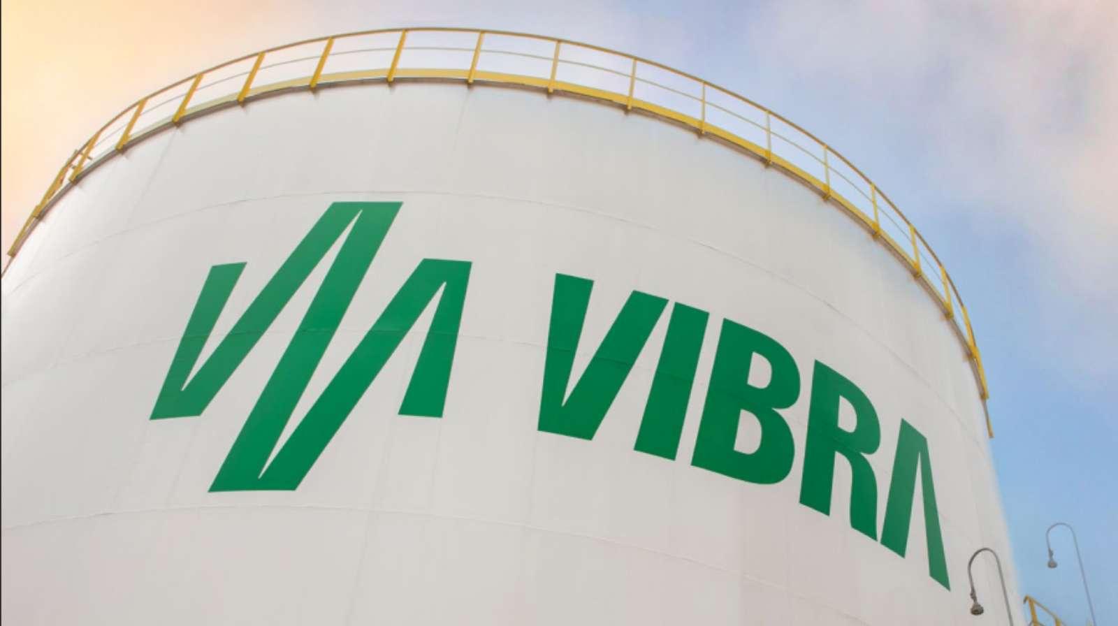 Tanque de armazenamento com logo da Vibra Energia em instalação de combustível.