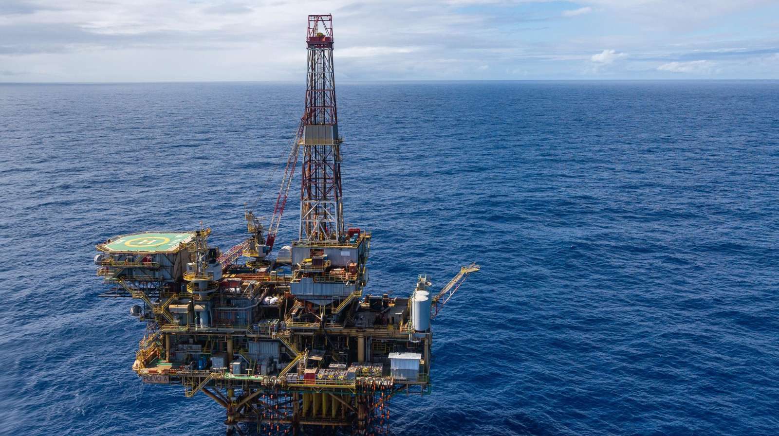 Plataforma de petróleo offshore da PRIO em operação no campo de Wahoo