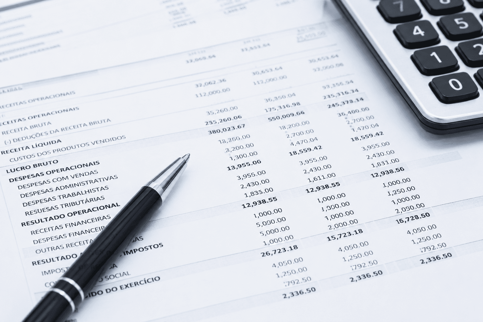 Petrobras (PETR4) anuncia pagamento de dividendos em documento financeiro com cálculos e valores sobre mesa corporativa
