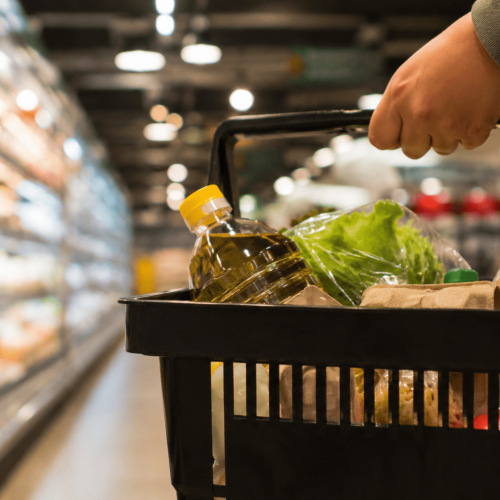 Consumidor faz compras em supermercado durante alta do IPCA no Brasil.
