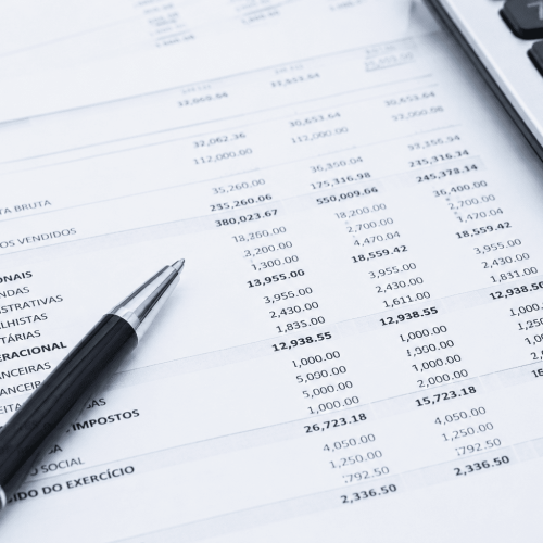 Petrobras (PETR4) anuncia pagamento de dividendos em documento financeiro com cálculos e valores sobre mesa corporativa