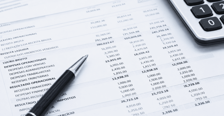 Petrobras (PETR4) anuncia pagamento de dividendos em documento financeiro com cálculos e valores sobre mesa corporativa