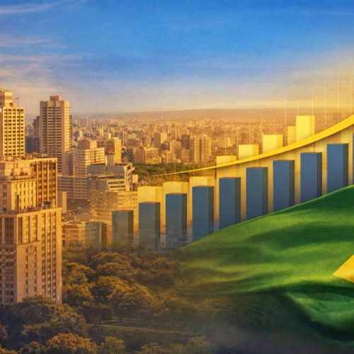 Ilustração de skyline urbano brasileiro ao pôr do sol, com prédios altos à esquerda, gráfico de barras ascendentes e seta apontando para cima ao centro, e bandeira do Brasil em destaque no canto direito, simbolizando crescimento econômico.