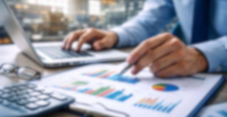 Analista econômico revisando relatórios industriais em laptop com gráficos financeiros, representando a análise do IPP na indústria.