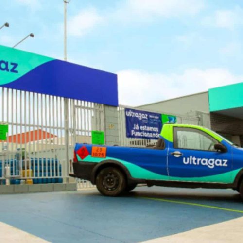 Caminhonete de distribuição da Ultragaz estacionada em base operacional de gás liquefeito de petróleo (GLP) no Brasil.
