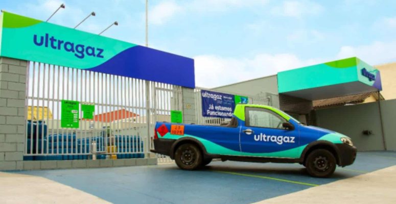 Caminhonete de distribuição da Ultragaz estacionada em base operacional de gás liquefeito de petróleo (GLP) no Brasil.
