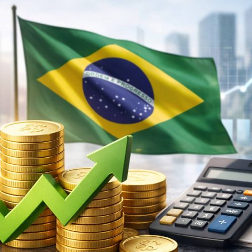 Pilha de moedas e calculadora sobre mesa com bandeira do Brasil ao fundo e gráfico de crescimento desfocado, representando a economia brasileira.