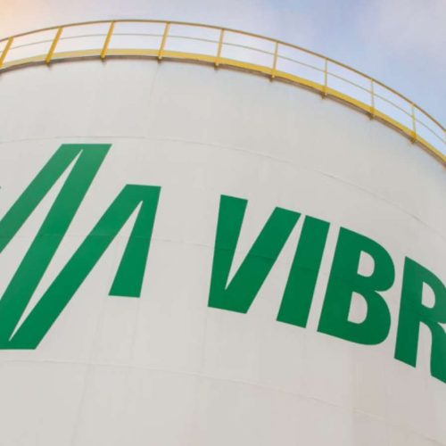 Tanque de armazenamento com logo da Vibra Energia em instalação de combustível.