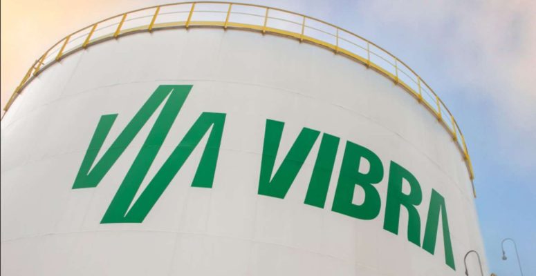 Tanque de armazenamento com logo da Vibra Energia em instalação de combustível.