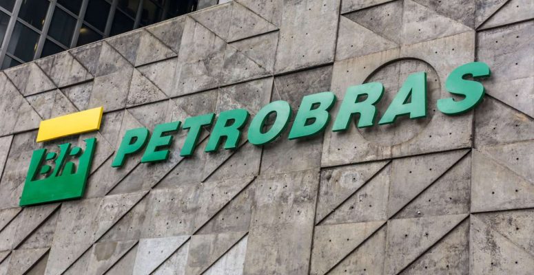 Fachada da Petrobras com logotipo verde e amarelo em prédio de concreto no centro urbano.