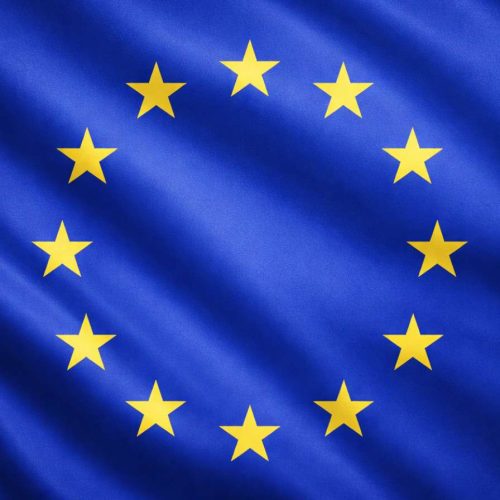 “Bandeira da União Europeia com fundo azul e círculo de 12 estrelas amarelas ao centro”