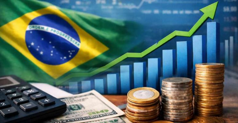 Ilustração com pilhas de moedas, calculadora e bandeira do Brasil ao fundo, representando o cenário econômico e as finanças públicas do país.