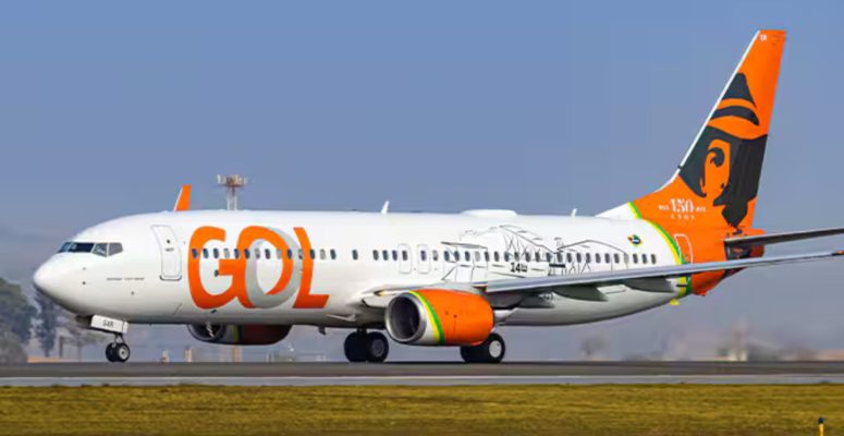 Aeronave comercial da GOL em solo, destacando a frota da companhia em ambiente operacional.