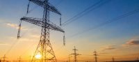 TAEE11 — torres de transmissão de energia elétrica durante o pôr do sol em projeto de infraestrutura ligado à expansão operacional da TAESA no setor elétrico brasileiro