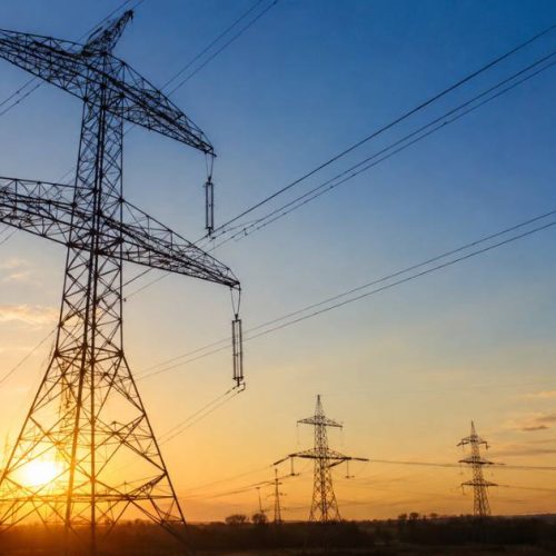 TAEE11 — torres de transmissão de energia elétrica durante o pôr do sol em projeto de infraestrutura ligado à expansão operacional da TAESA no setor elétrico brasileiro