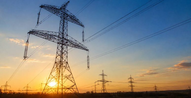 TAEE11 — torres de transmissão de energia elétrica durante o pôr do sol em projeto de infraestrutura ligado à expansão operacional da TAESA no setor elétrico brasileiro