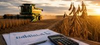 Banco do Brasil agro — plantação de soja ao pôr do sol com colheitadeira ao fundo e documentos financeiros sobre mesa, representando a crise no agronegócio e o impacto nos resultados do banco