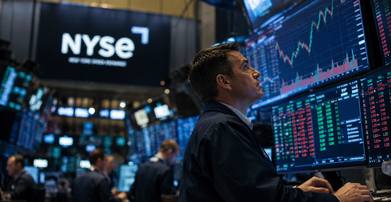 Operador acompanha gráficos de Wall Street enquanto ações de Inteligência Artificial impulsionam Nasdaq e bolsas dos Estados Unidos em 2026
