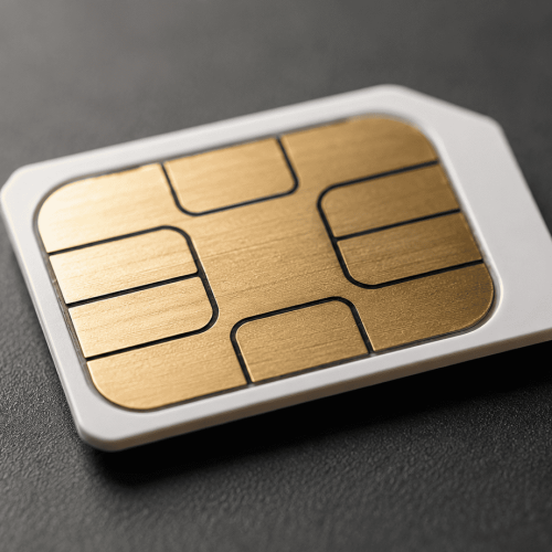 Chip de celular da Vivo em close-up sobre superfície escura, em imagem corporativa realista usada como capa de notícia sobre telecomunicações, fibra e serviços móveis.
